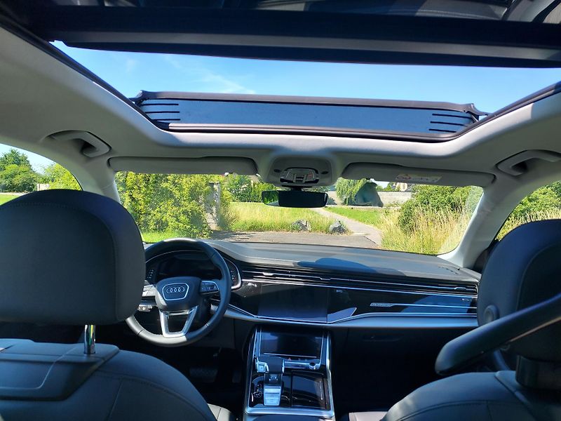 Audi Q8 (2023) 55 TFSI quattro 3.0 / 250 kW - fotka 14 z 22