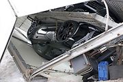 Převrácený přívěs vezoucí nové Porsche.