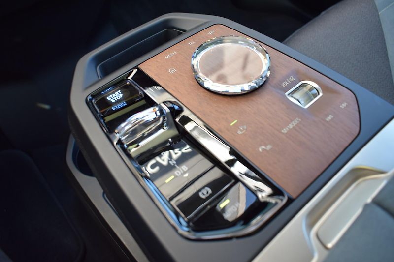 BMW iX (2024) iX40xD/pano/360 - fotka 11 z 46