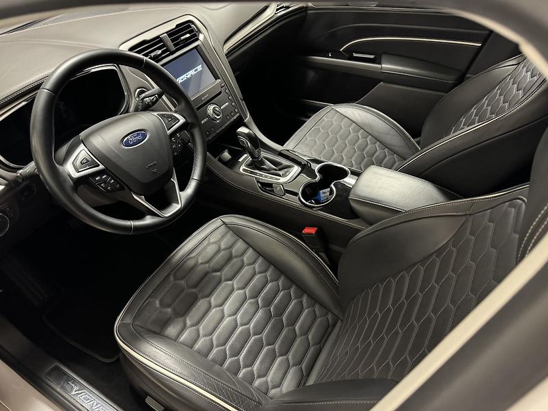 Ford Mondeo (2020) 2.0 187ps Hybrid ecvT VIGNALE - fotka 17 z 19