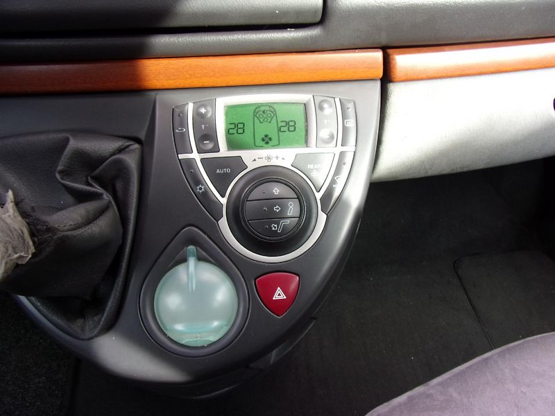 Citroën C8 (2003) 2.2HDi 94kW 278000KM 7MÍST - fotka 11 z 24