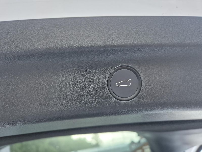 Tesla Model Y RWD 220kw TZ SOH 93,1 % - fotka 46 z 50