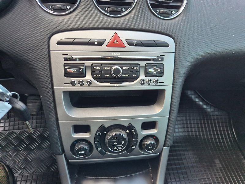 Peugeot 308 (2013) 1.6HDi Xenony , TZ , Nová STK - fotka 23 z 32