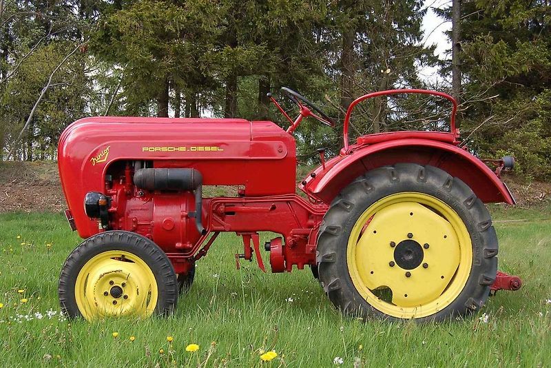 Porsche vyráběl také traktory. Na snímku je Porsche Junior Diesel na zemědělském festivalu Mathaisemarkt v roce 2015.