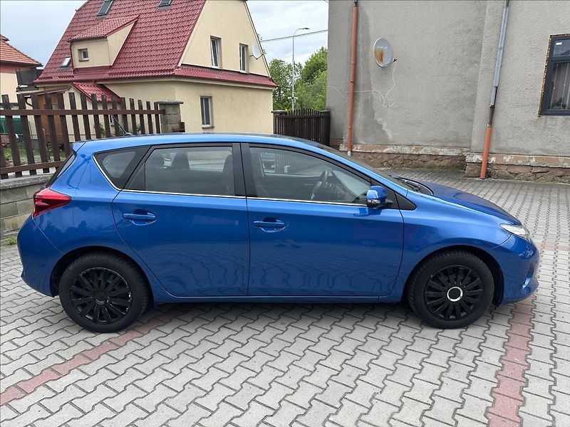 Toyota Auris 1,6 EXCLUSIVE - fotka 2 z 28