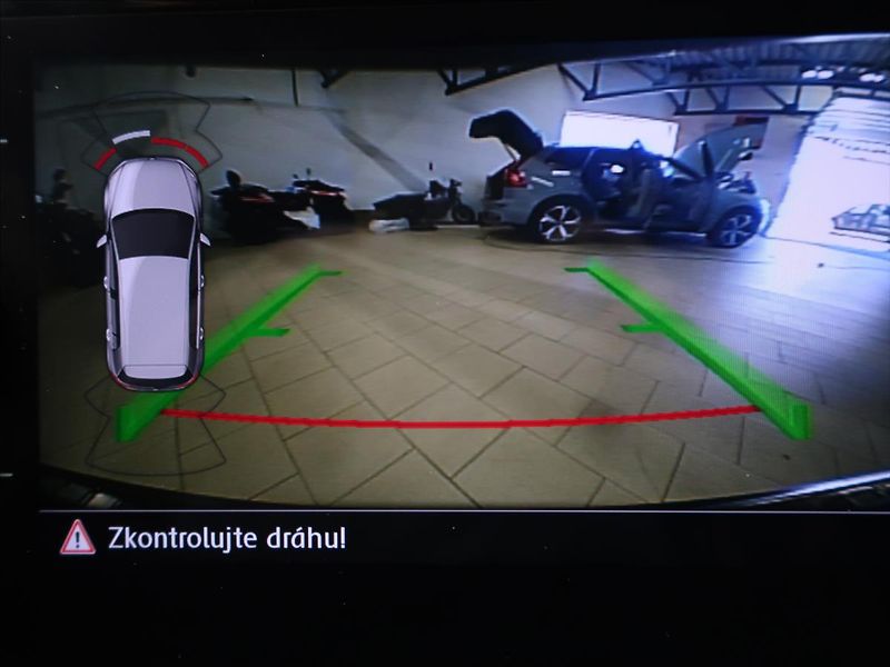 Volkswagen Golf 2,0 TSI 180kW GTI Performance - fotka 25 z 41