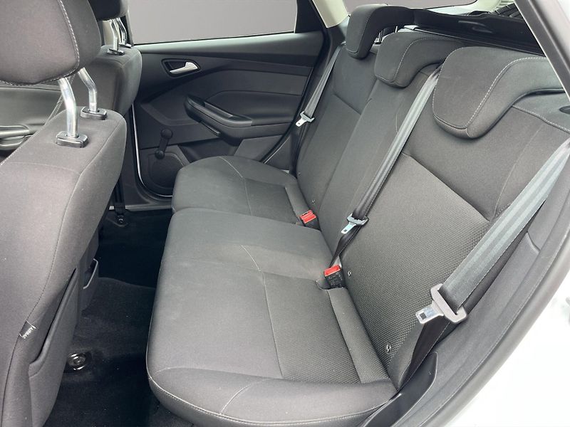 Ford Focus (2016) 1.0 74kw, ČR, 1.maj, serv.knih - fotka 13 z 21