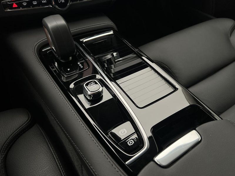 Volvo V90 T6 AWD DARK PLUS RECHARGE AUT - fotka 26 z 46