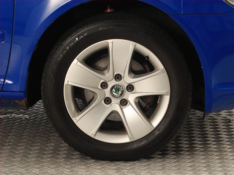 Škoda Octavia (2009) 1.9 TDI, Xenony, Tempomat - fotka 14 z 17