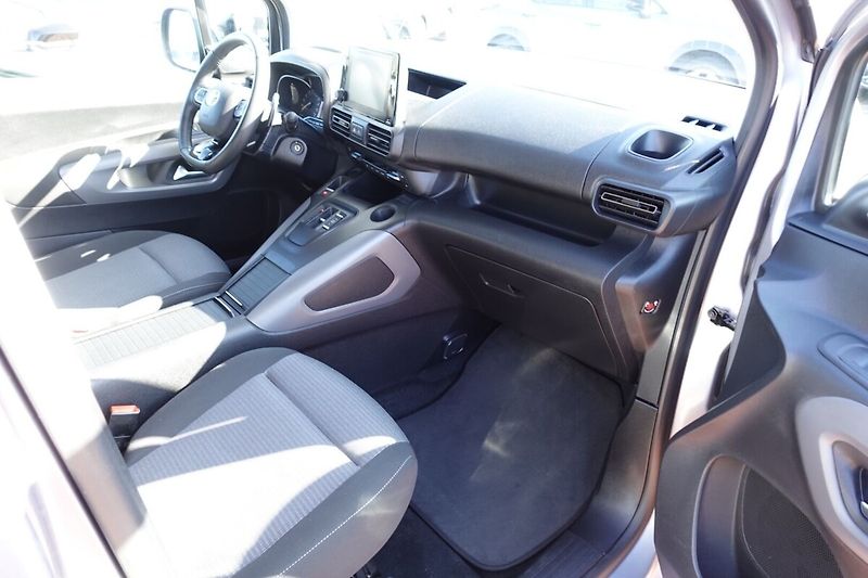 Toyota ProAce City Verso 1.5 D4-D 130 - 8 AT Family 7S - fotka 12 z 33