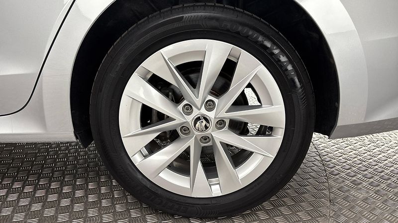 Škoda Octavia 1.4 TSI iV DSG Style Combi - fotka 19 z 25