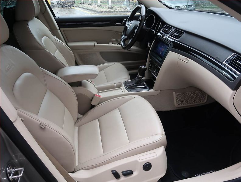 Škoda Superb (2014) Laurin&Klement 3.6 FSI V6 - fotka 9 z 23