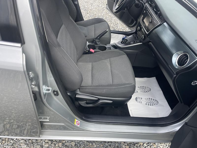 Toyota Auris 1.8i 16v HYBRID AUT SERVIS TOP - fotka 135 z 172