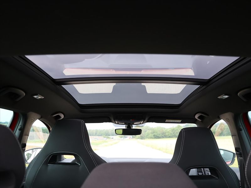 Škoda Karoq 1.5 TSI Sportline Virtual 1.Ma - fotka 21 z 28