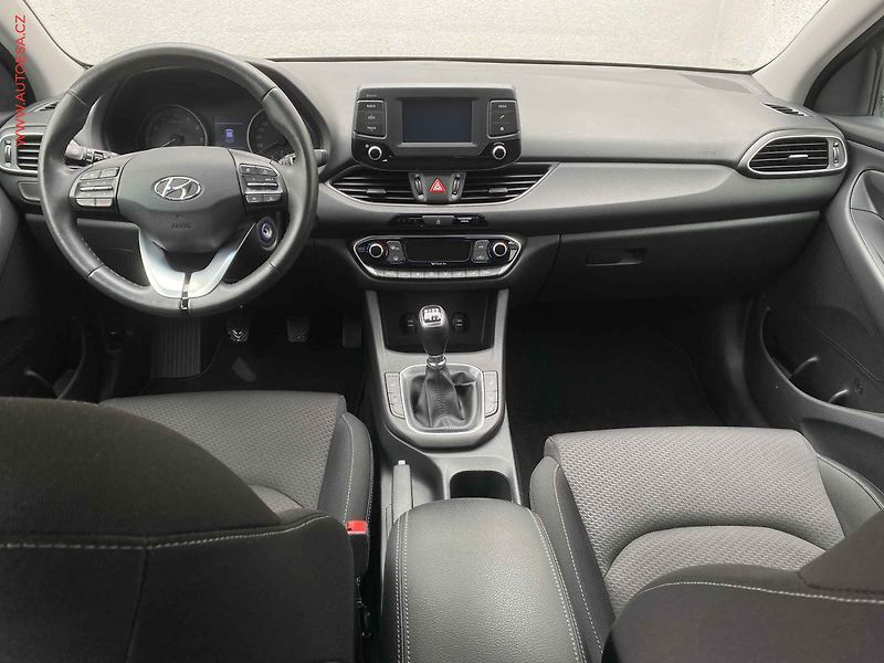 Hyundai i30 (2017) 1.0 T-GDi, Style, LED, kamera - fotka 8 z 17