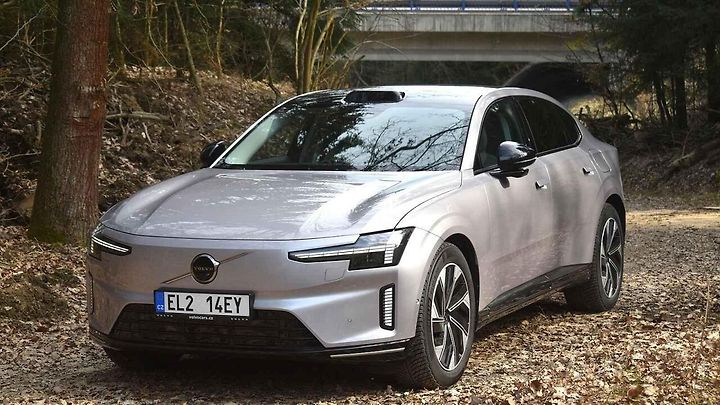 Nové Volvo ES 90 jsme projížděli ve středních Čechách.