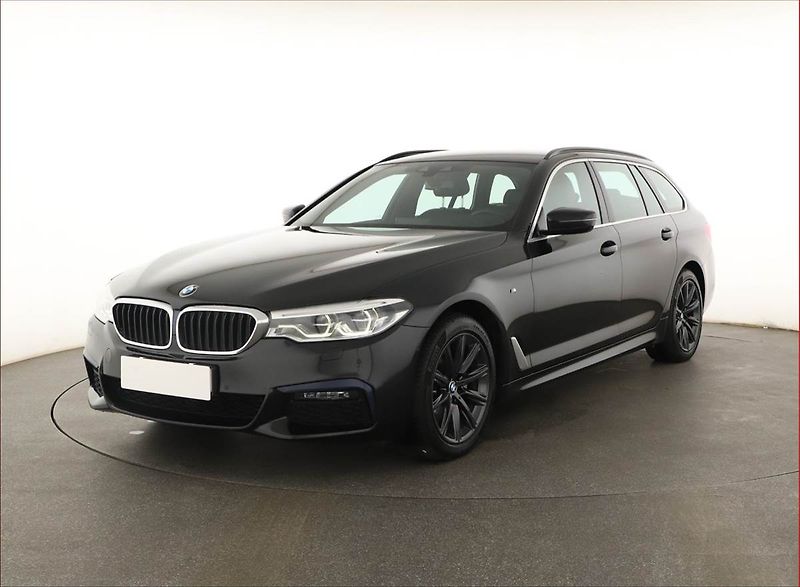 BMW Řada 5 (2020) 520d xDrive - fotka 2 z 21
