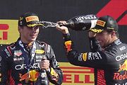 Max Verstappen (vlevo) na stupních vítězů