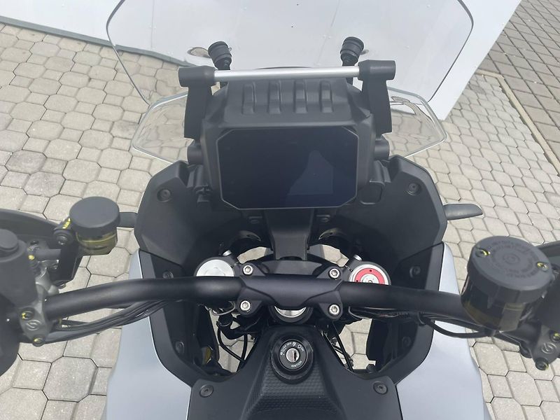 Moto Guzzi (2026) V100 Stelvio ARAS E5+ - fotka 8 z 10