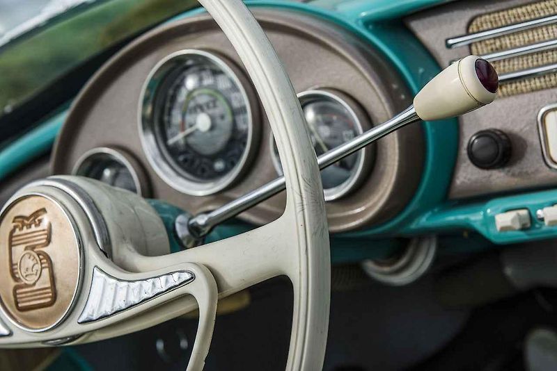 Škoda 450 s Miss USA 1957 Charlottou Sheffieldovou.