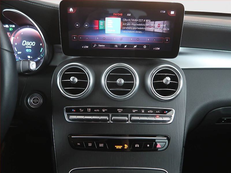 Mercedes-Benz GLC (2022) 300 de 4MATIC - fotka 12 z 23
