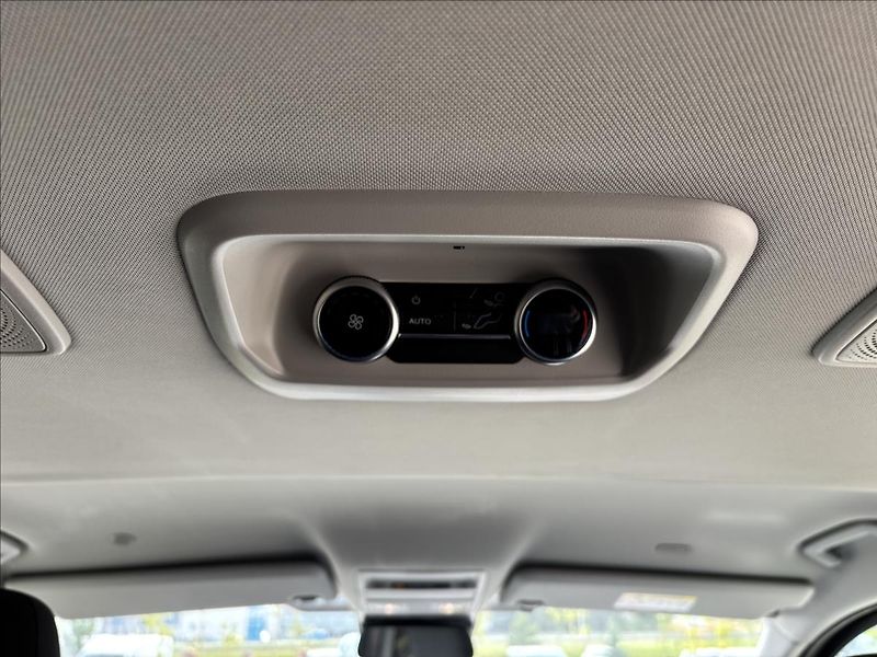 Ford Tourneo Custom 2,0 125kW L2 Titanium  DPH - fotka 19 z 44
