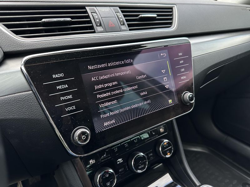 Škoda Superb 2.0 TDI Style - fotka 17 z 37