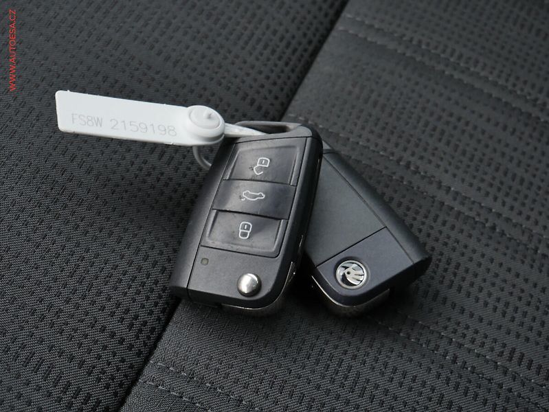 Škoda Octavia (2018) 1.6 TDi, ČR, Style, LED, navi - fotka 23 z 23