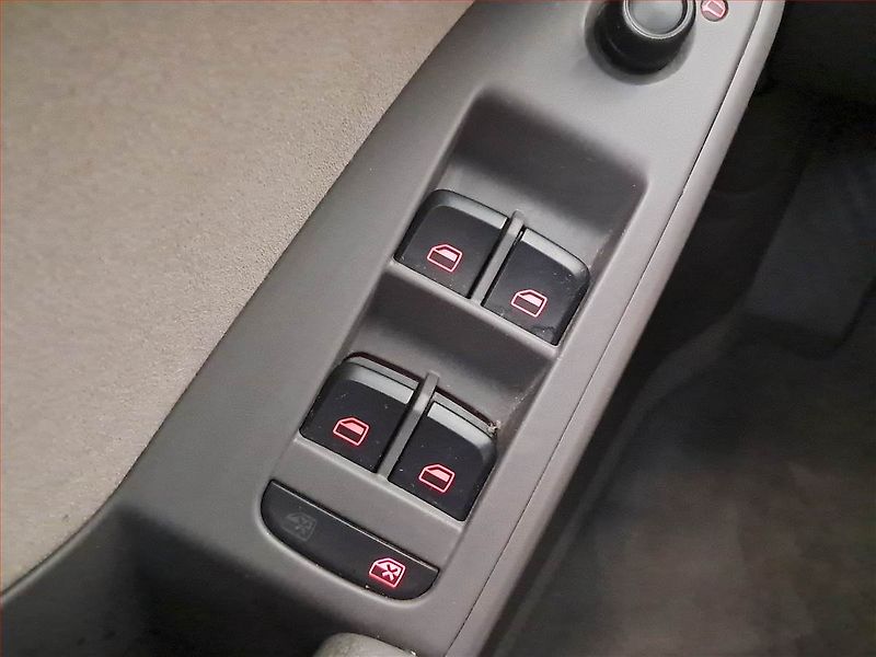Audi A4 (2008) 2.0 TDI, Xenony, Tempomat - fotka 16 z 17
