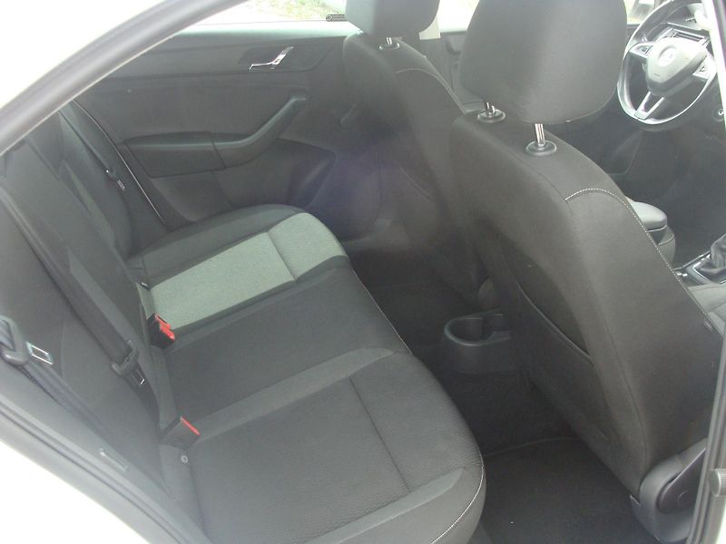 Škoda Rapid 1.2 TSi Ambiente, koupeno v ČR - fotka 16 z 22