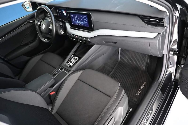 Škoda Octavia (2023) 2.0 LED DSG ACC TOUR VIRTUAL T - fotka 10 z 35