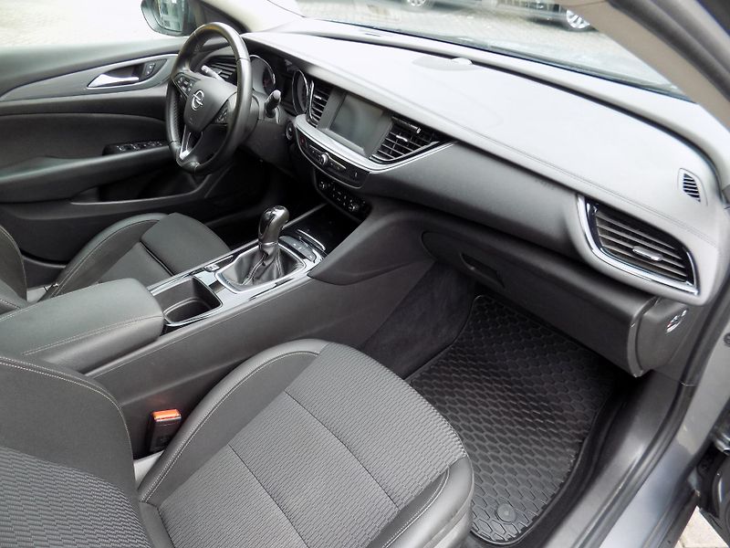 Opel Insignia (2018) 2.0 CDTi - fotka 10 z 12