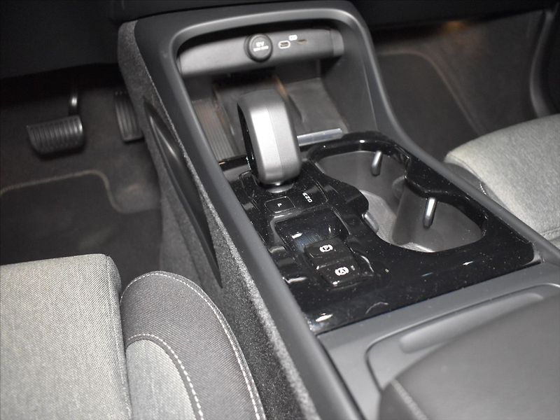 Volvo XC40 2,0 B3 Plus Dark Bezklíč - fotka 15 z 23