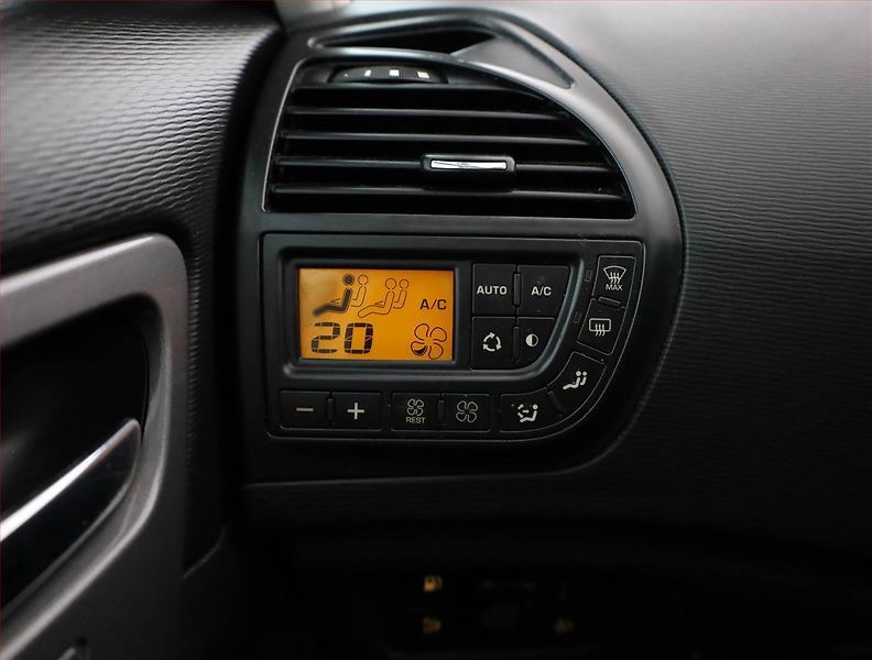 Citroën C4 Picasso (2007) 1.8 i, nová STK, pěkný stav - fotka 11 z 13