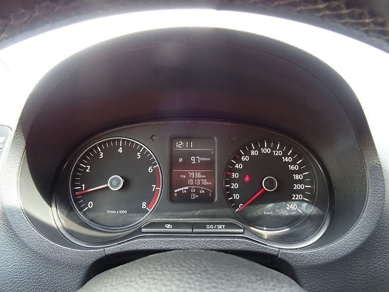 Volkswagen Polo (2011) 1.4i,63kW,s.kniha,klima,ALU - fotka 9 z 23