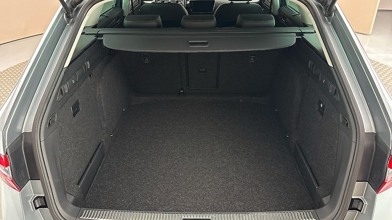 Škoda Superb 2.0 TDI DSG Style Combi - fotka 17 z 28