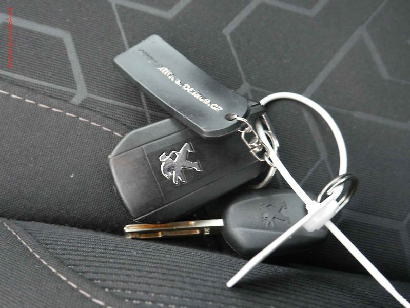 Peugeot 2008 (2016) 1.2 PT, 1.maj,ČR, servis - fotka 20 z 20