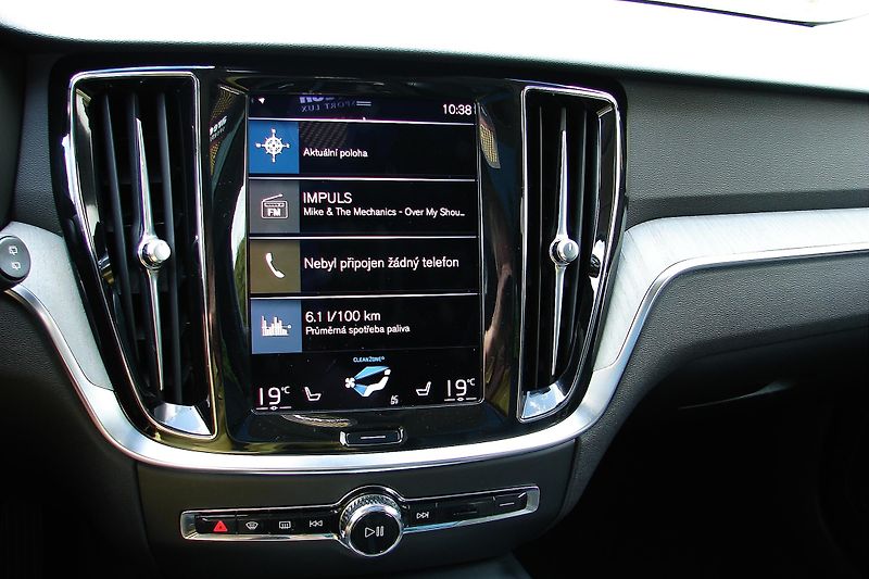 Volvo V60 CC 2.0B4 AWD MildHybrid ZADÁN! - fotka 25 z 46