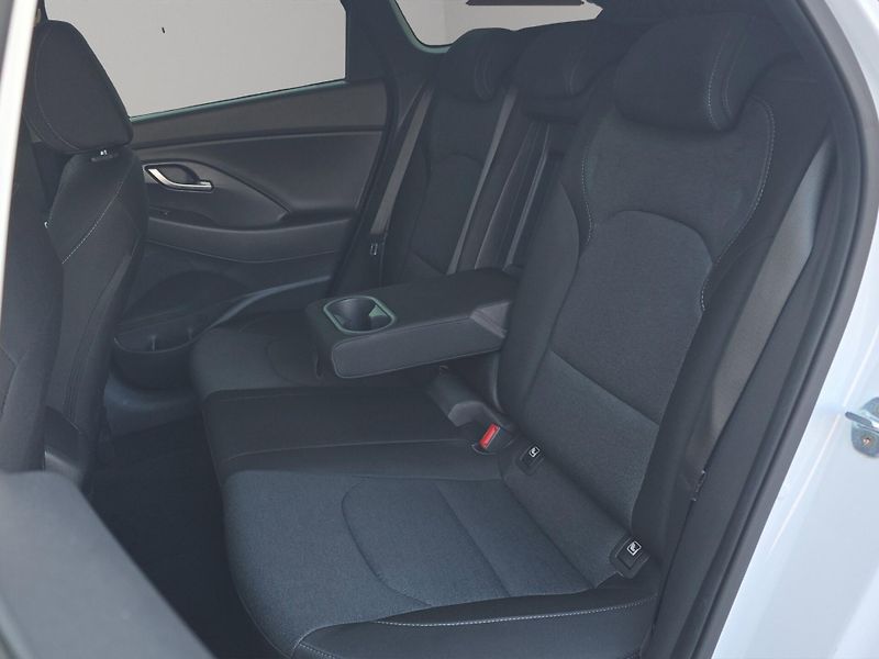 Hyundai i30 (2022) Family Smart 1.5 T-GDi 118kW, - fotka 24 z 26