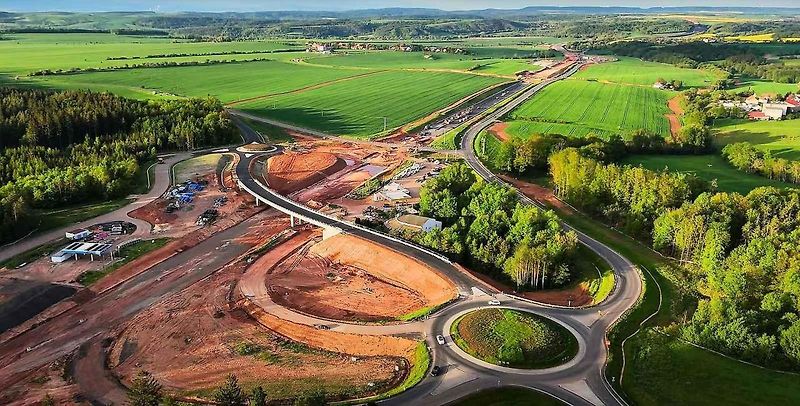 Proměna Jesenické křižovatky vrcholí. Úrovňové křížení se brzy stane minulostí, řidičům za pár dní začne sloužit nový most a dvojice kruhových objezdů.