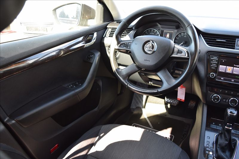 Škoda Octavia 2,0 TDI 110KW DSG TAŽNÉ NAVI - fotka 24 z 47