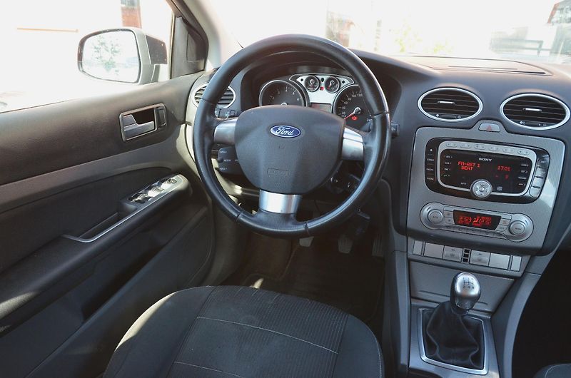 Ford Focus (2009) 1.6i 16V 74kW TITANIUM 2x kola - fotka 16 z 26