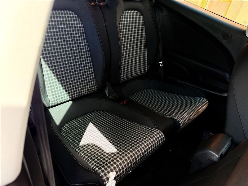 Volkswagen Scirocco 2,0 TSi DSG - fotka 22 z 24