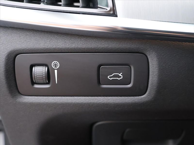 Volvo V90 2,0 T5 184kW Momentum CZ DPH - fotka 16 z 36
