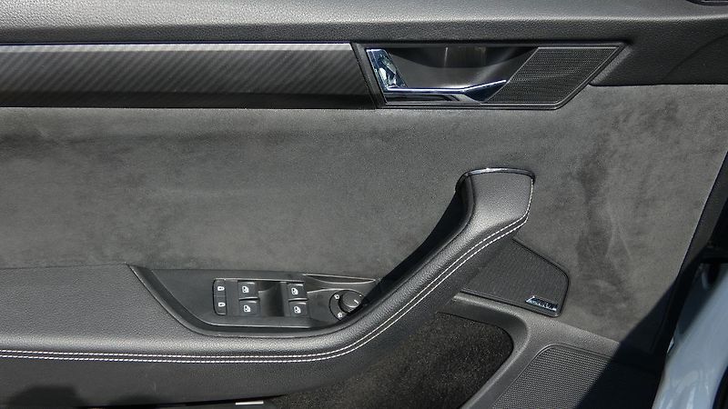 Škoda Superb 2.0 TDI DSG 4x4 Sportline 147k - fotka 9 z 29