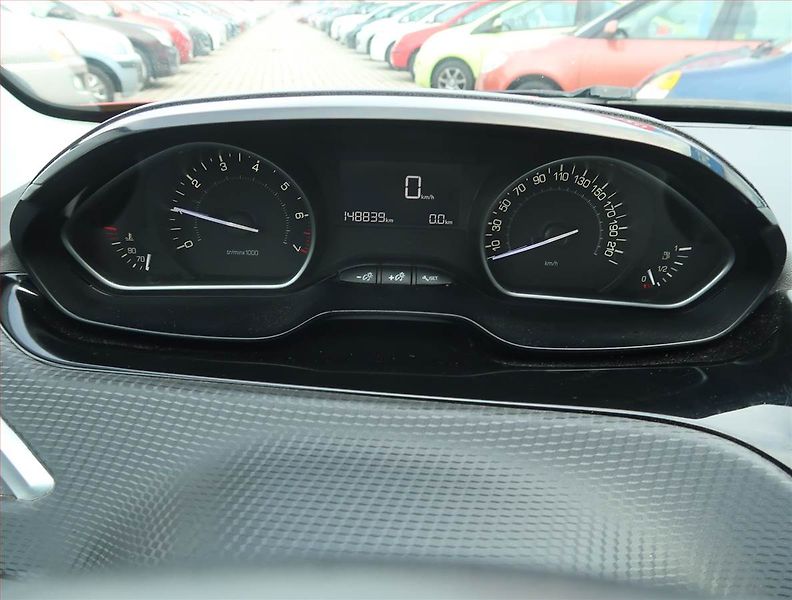 Peugeot 2008 (2018) 1.2 PureTech, ČR,1.maj - fotka 11 z 15