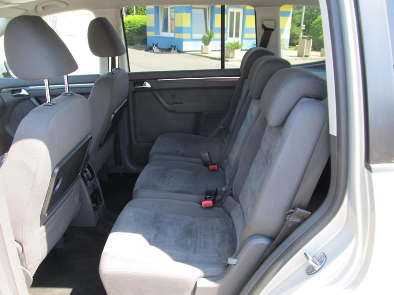 Volkswagen Touran (2011) 2.0TDI 7 míst  - fotka 31 z 60