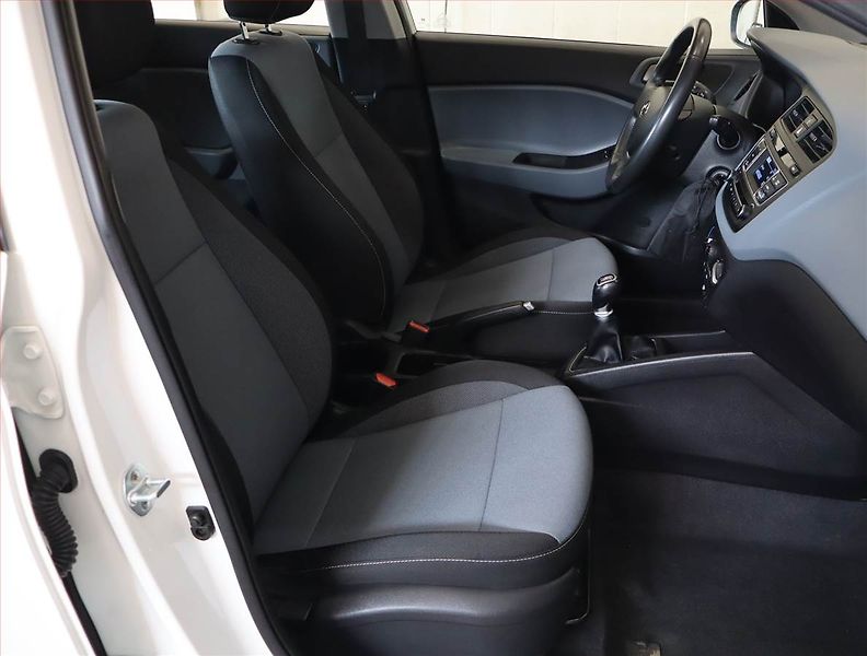 Hyundai i20 (2018) 1.2, Serv.kniha - fotka 9 z 17