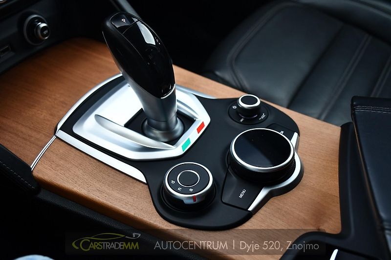 Alfa Romeo Stelvio 2.0 Q4 VELOCE - fotka 34 z 52