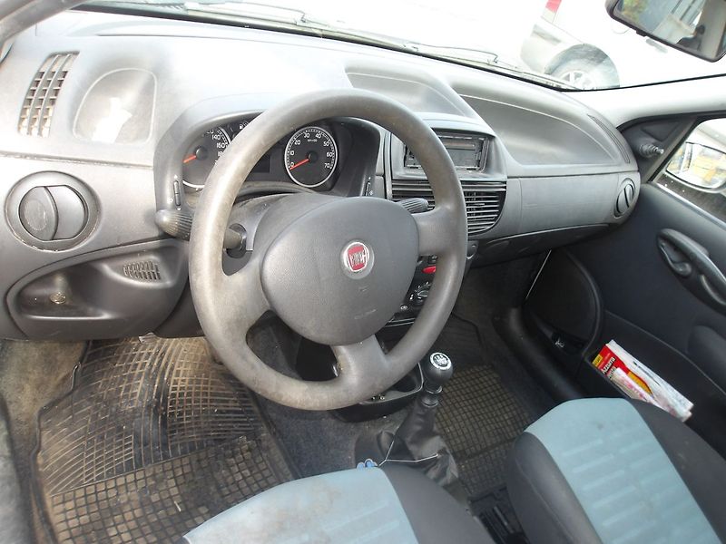 Fiat Punto 1,4i ČR 1.MAJ STK 07/2028 ! - fotka 15 z 21